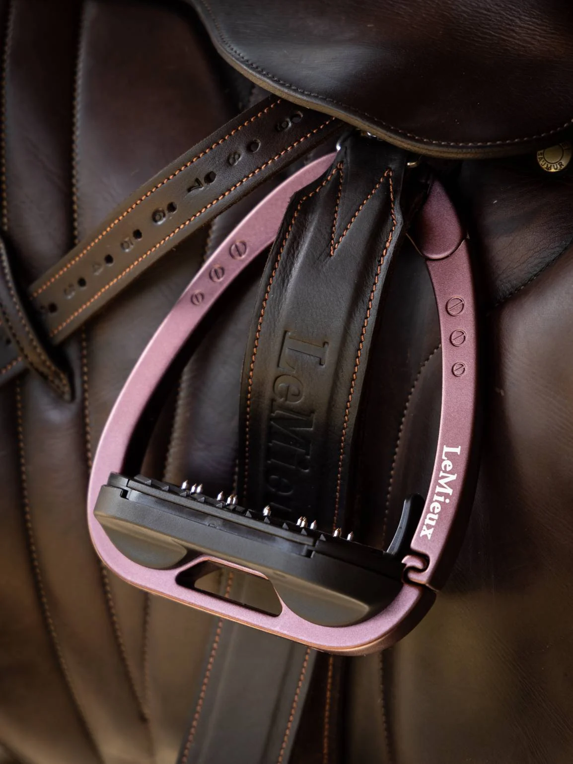 Stirrup Iron – LeMieux Vector Balance Stirrup – Auburn 2 Stirrup Iron – LeMieux Vector Balance Stirrup – Auburn - Image 2