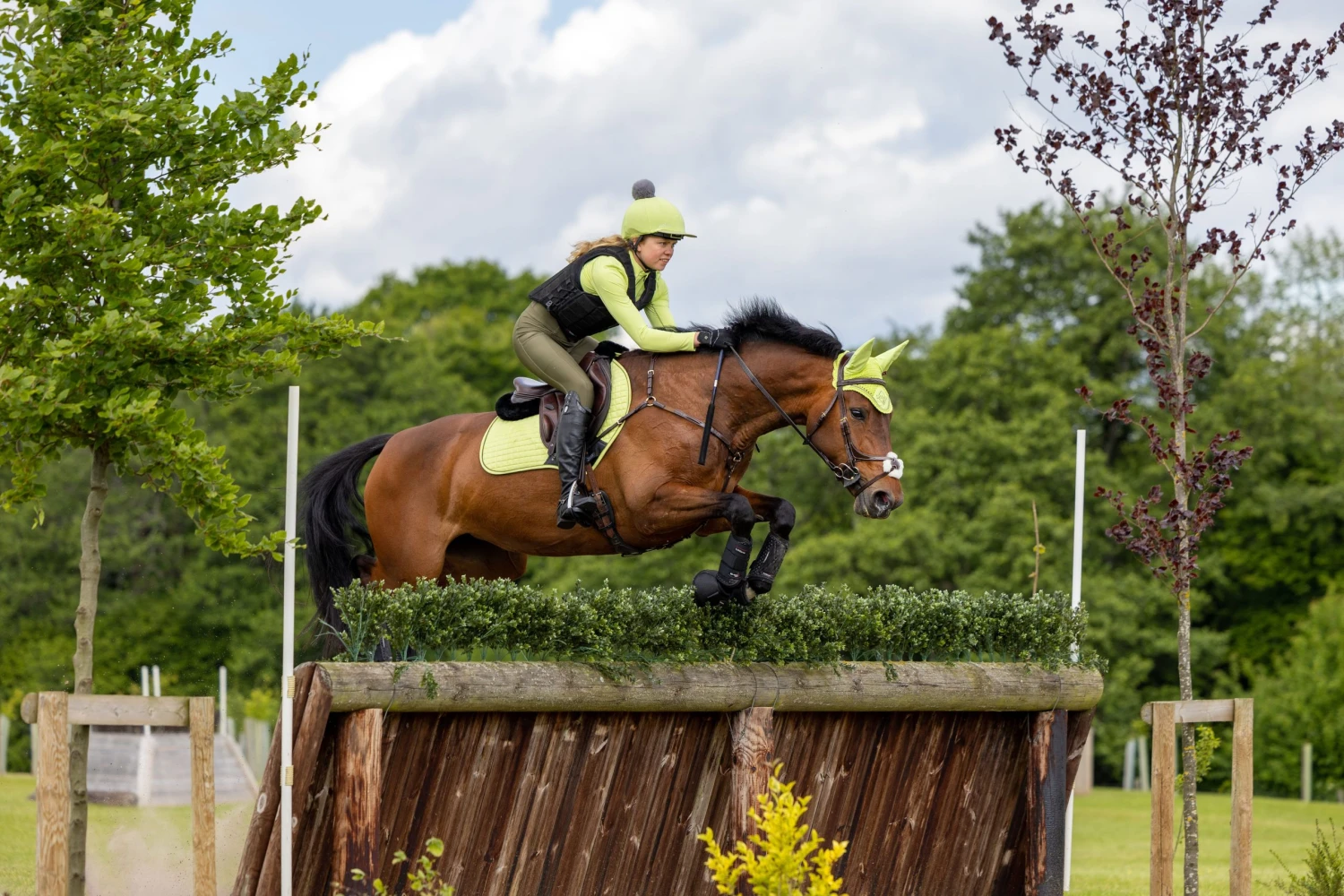 LeMieux Suede Close Contact Square – Kiwi 2 LeMieux Suede Close Contact Square – Kiwi - Image 2