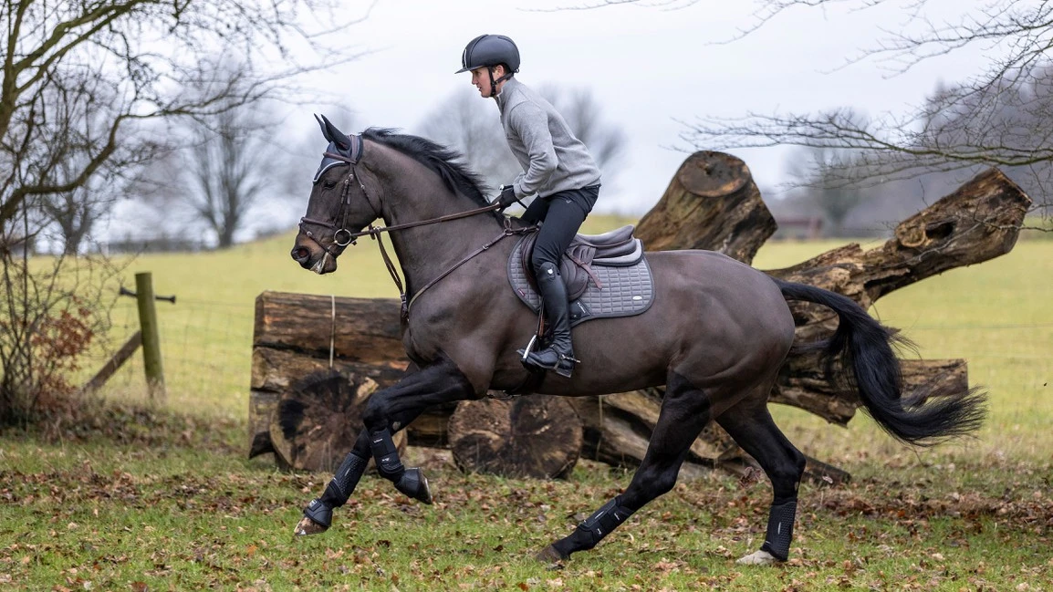 LeMieux Self Cool Close Contact Square Saddle Pad – Polar Grey 2 LeMieux Self Cool Close Contact Square Saddle Pad – Polar Grey - Image 2